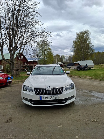 Skoda Superb 2 of 5