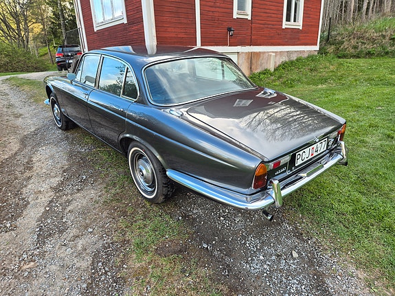 Jaguar XJ6 2 of 18