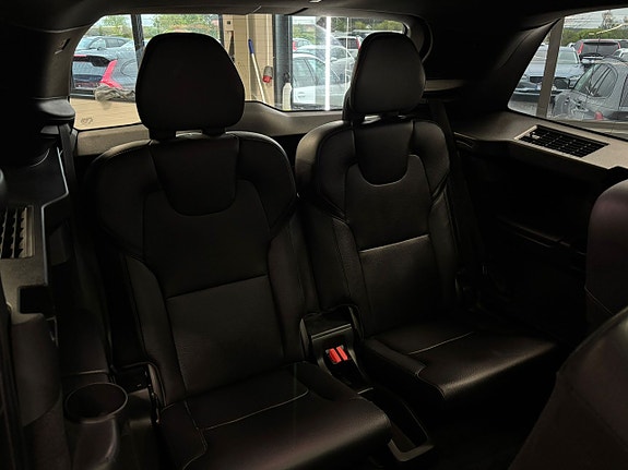 Volvo XC90 30 of 30