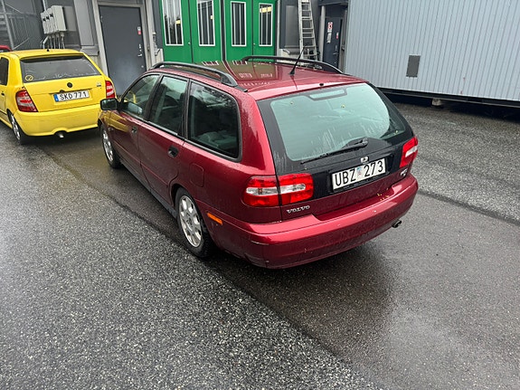 Volvo V40 3 of 5