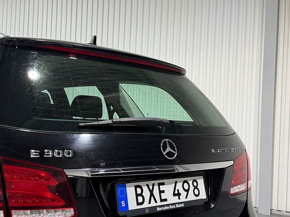 Mercedes-Benz E300 11 of 18