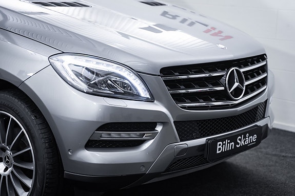 Mercedes-Benz ML350 3 of 5