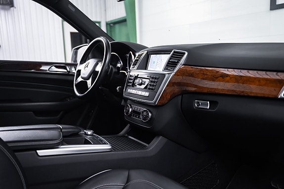 Mercedes-Benz ML350 28 of 30