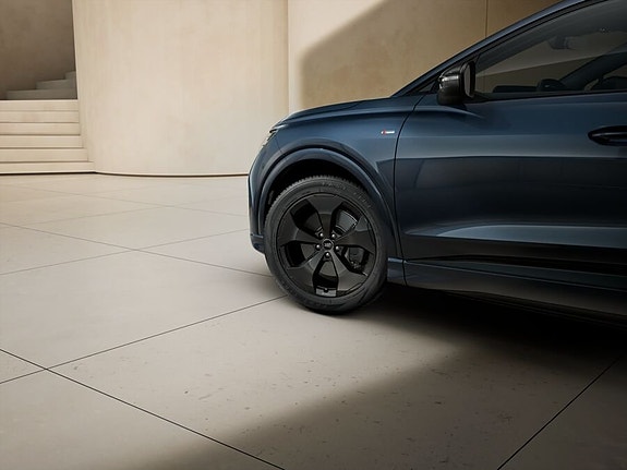 Audi Q4 e-tron 4 of 5