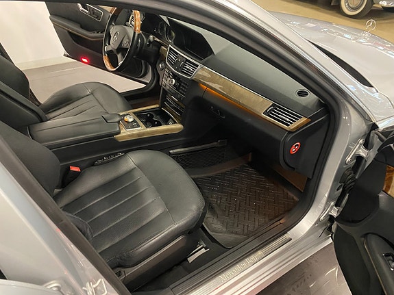 Mercedes-Benz E500 27 of 30