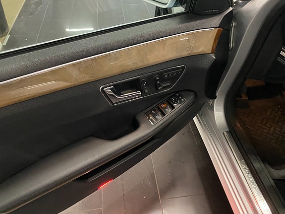 Mercedes-Benz E500 29 of 30