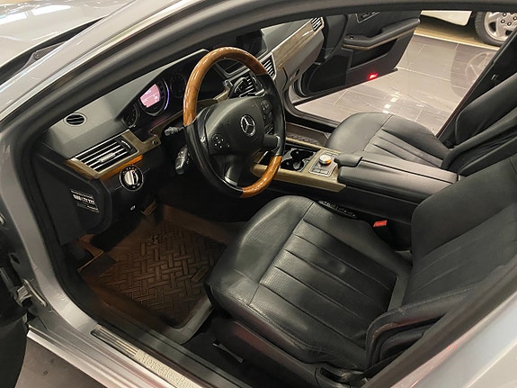 Mercedes-Benz E500 24 of 30