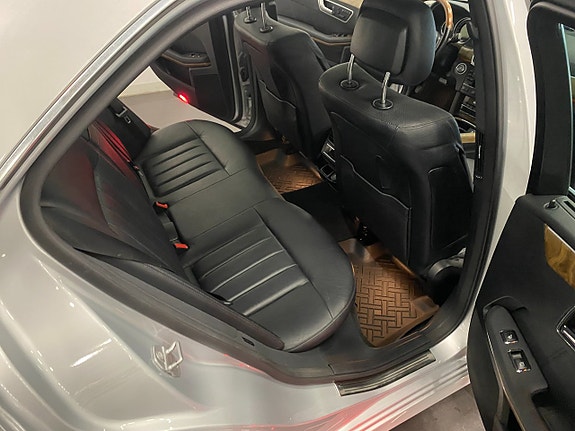 Mercedes-Benz E500 26 of 30