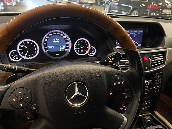 Mercedes-Benz E500 16 of 30