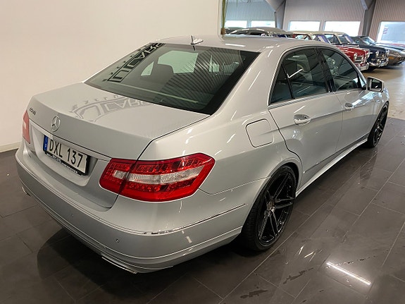 Mercedes-Benz E500 9 of 30
