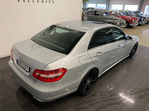 Mercedes-Benz E500 4 of 5