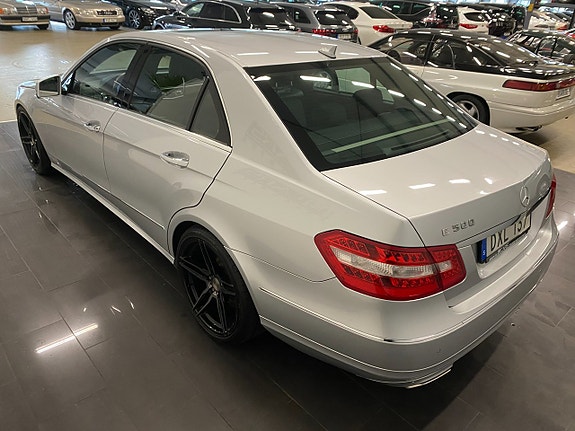 Mercedes-Benz E500 12 of 30