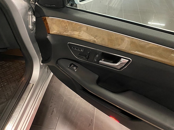 Mercedes-Benz E500 28 of 30