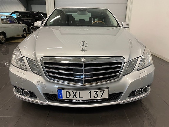 Mercedes-Benz E500 8 of 30