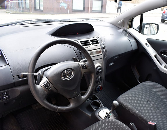 Toyota Yaris 5 of 6