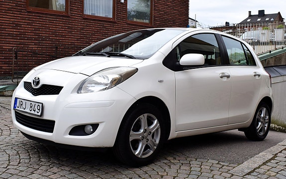 Toyota Yaris 2 of 6