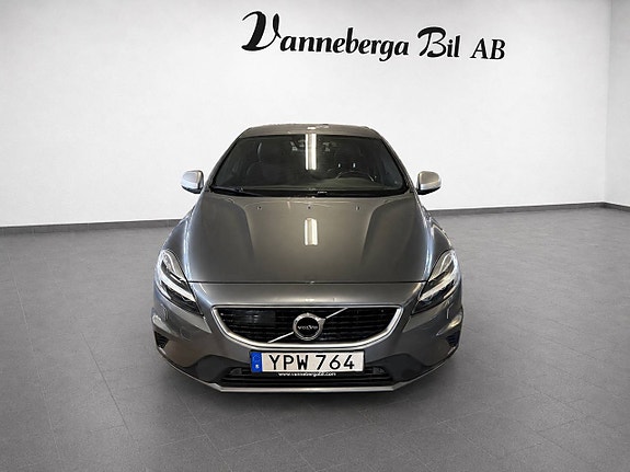 Volvo V40 2 of 11