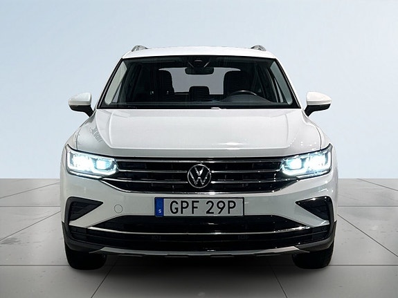 Volkswagen Tiguan 2 of 5