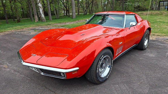 Chevrolet Corvette 2 of 5