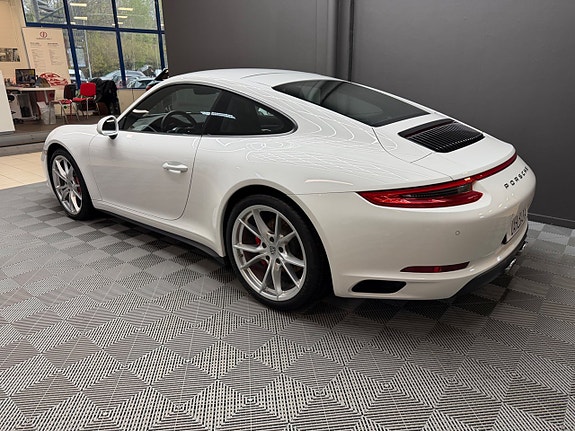 Porsche 911 Carrera 4S 5 of 5