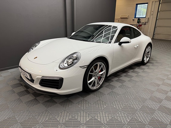 Porsche 911 Carrera 4S 2 of 5