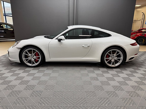 Porsche 911 Carrera 4S 4 of 5