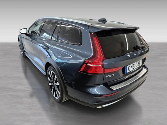 Volvo V60 Cross Country 6 of 12