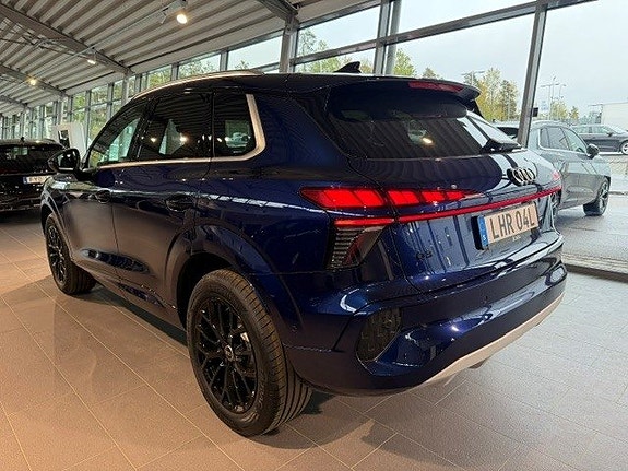 Audi Q3 3 of 5