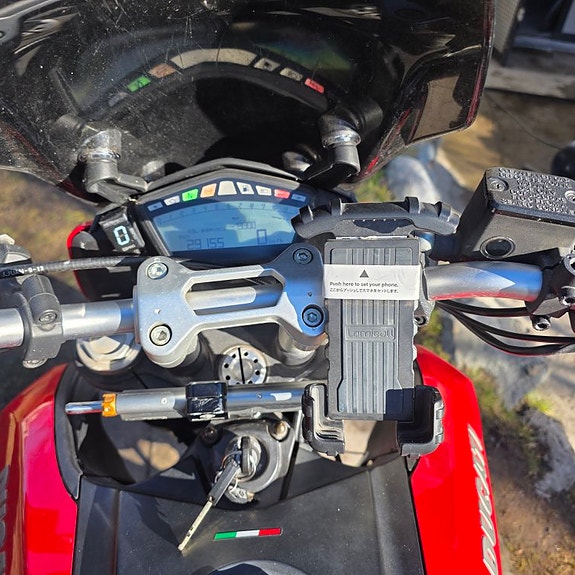 Ducati Hyperstrada 821 4 of 6
