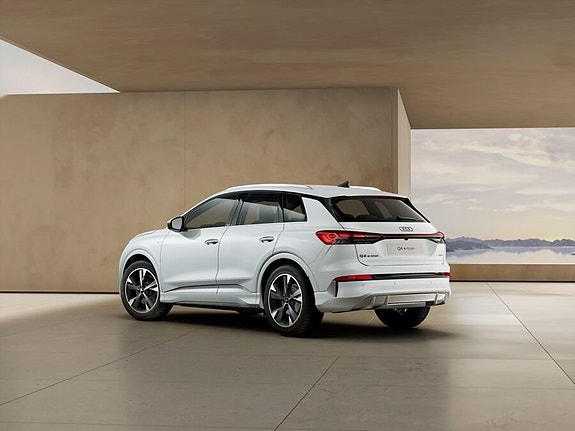 Audi Q4 e-tron 3 of 5