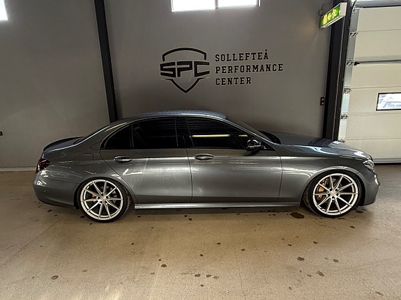 Mercedes-Benz E220 d 2 of 5