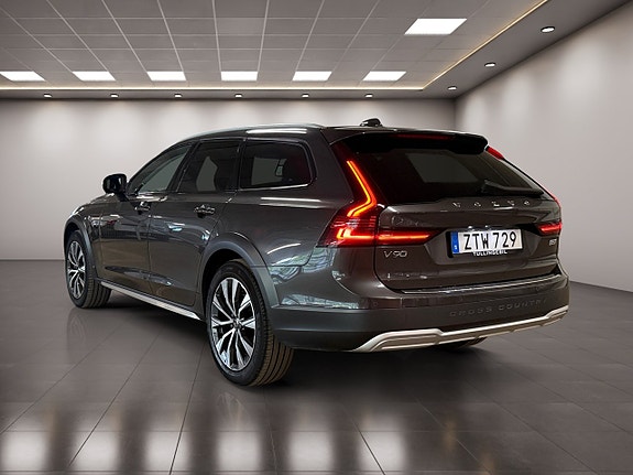 Volvo V90 Cross Country 3 of 5
