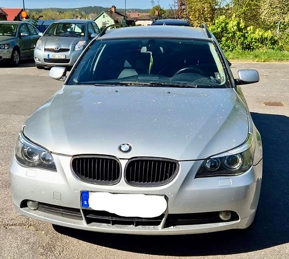 BMW 523i 2 of 5