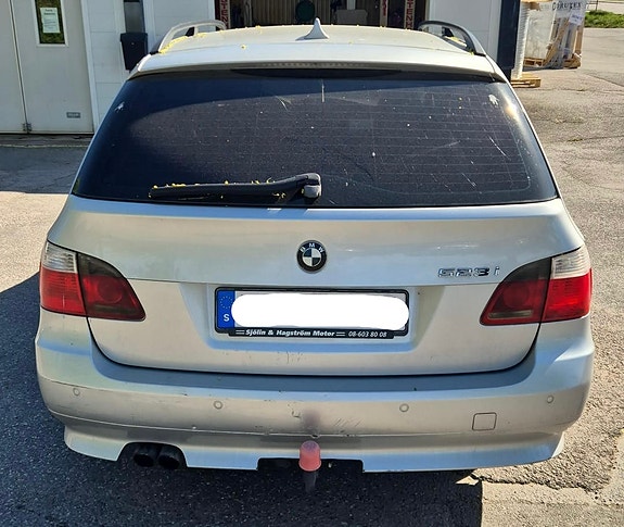 BMW 523i 3 of 5