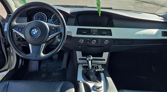 BMW 523i 4 of 5