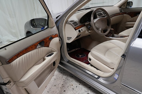 Mercedes-Benz E500 10 of 23