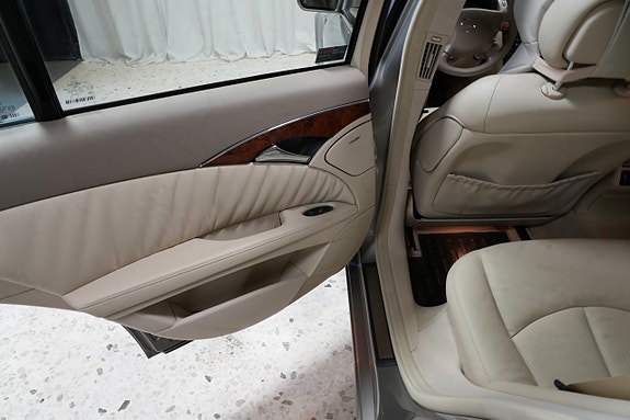 Mercedes-Benz E500 19 of 23