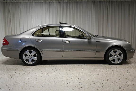 Mercedes-Benz E500 4 of 5
