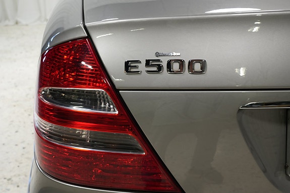 Mercedes-Benz E500 7 of 23