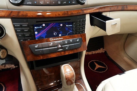 Mercedes-Benz E500 16 of 23