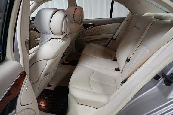 Mercedes-Benz E500 21 of 23