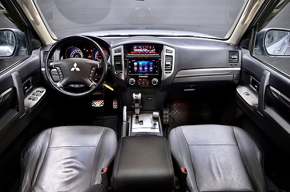 Mitsubishi Pajero 17 of 27