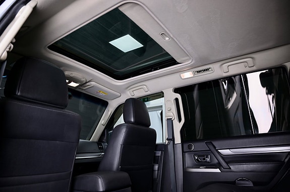 Mitsubishi Pajero 12 of 27