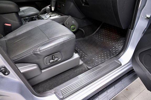Mitsubishi Pajero 14 of 27