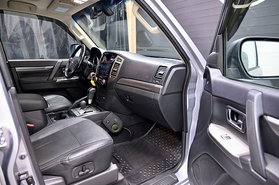 Mitsubishi Pajero 13 of 27