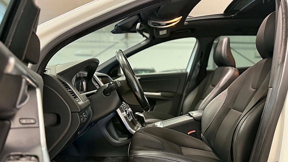 Volvo XC60 10 of 23