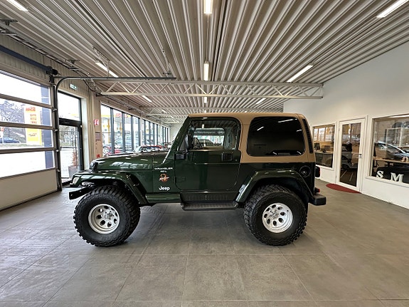 Jeep Wrangler 4 of 5