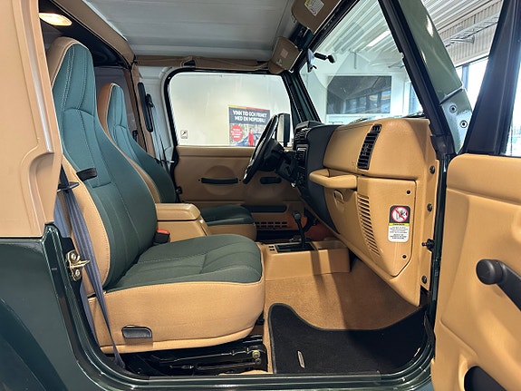 Jeep Wrangler 13 of 30