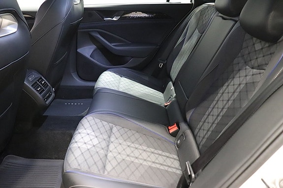 Volkswagen Passat 8 of 12