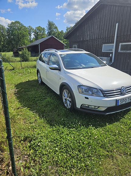 Volkswagen Passat Alltrack 2 of 4